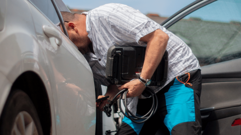 What is a mobile locksmith?